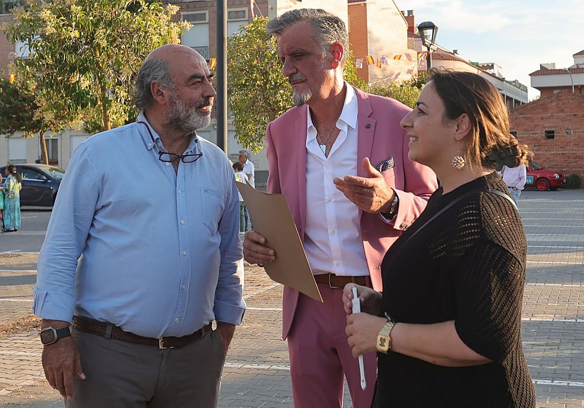 El presidente de la asociación de vecinos de Allende el Río, Pedro Martínez (izquierda), con el pregonero de las fiestas del barrio, Manolo Suances, y la alcaldesa, Miriam Andrés.