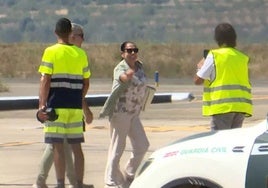 Isabel Pantoja a su llegada al aeropuerto de Castellón.