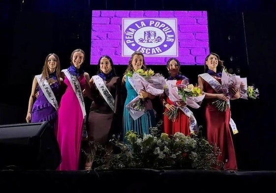 Las Damas y Madrinas de la peña La Popular durante el acto de nombramiento.