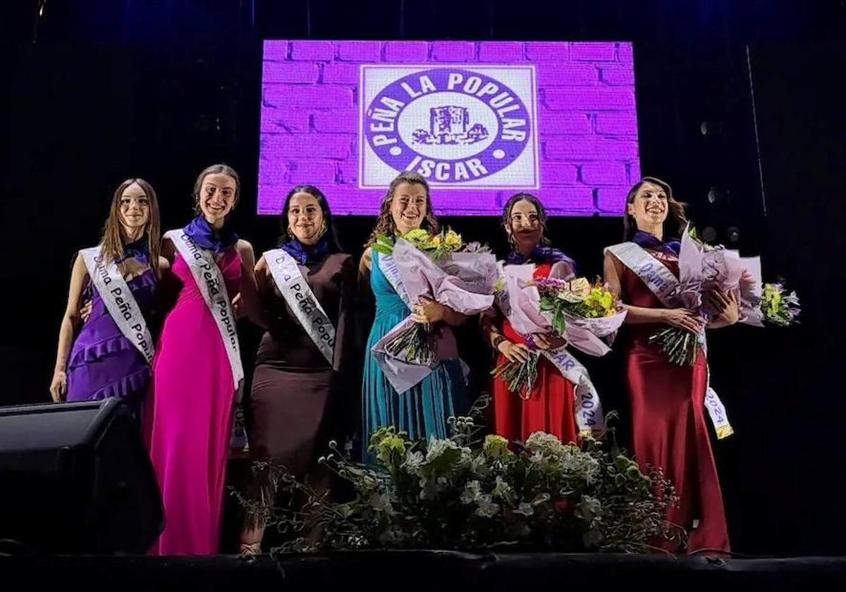 Las Damas y Madrinas de la peña La Popular durante el acto de nombramiento.