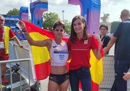 La Reina Letizia con la atleta María Pérez, tras la competición de 20 km marcha femenino.