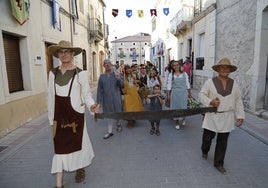 Parte del cortejo medieval que ha desfilado por las calles de Campaspero.