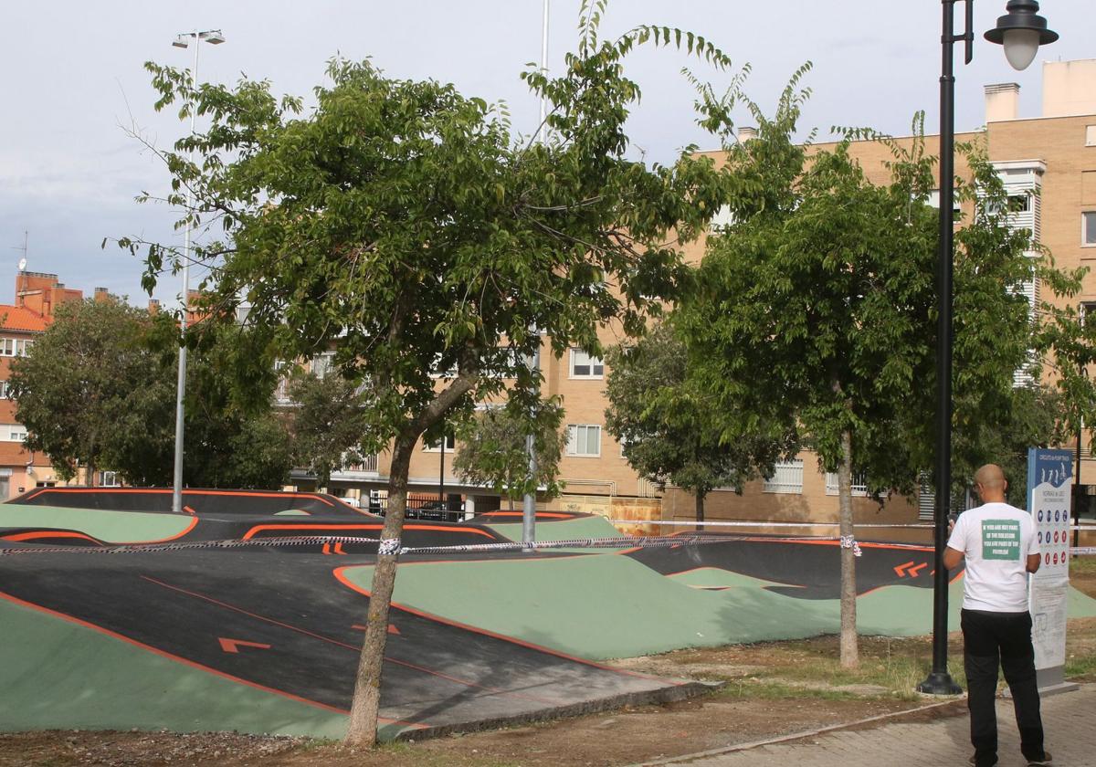 Un hombre observa el estado de las pistas de pump track situadas en el barrio de Nueva Segovia.