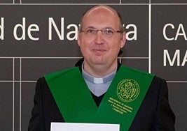 Roberto García, durante su graduación en el Máster de Derecho Matrimonial y Procesal Canónico de la Universidad de Navarra.