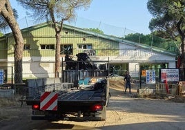 Los operarios trabajan en la rehabilitación del edificio principal del Círculo Campestre del Pinar de Antequera.