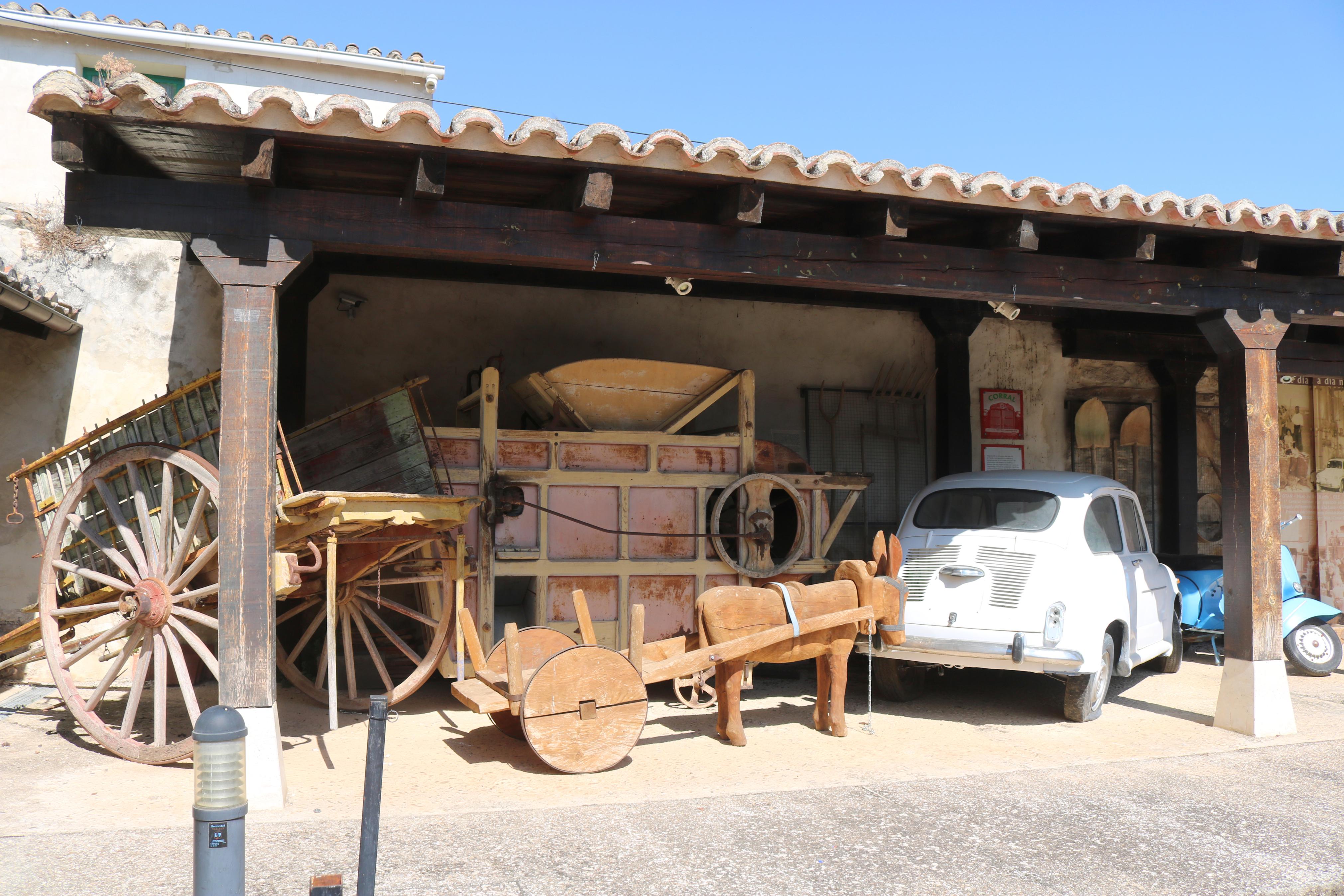 La doncella Doña Inés muestra el patrimonio de Torquemada