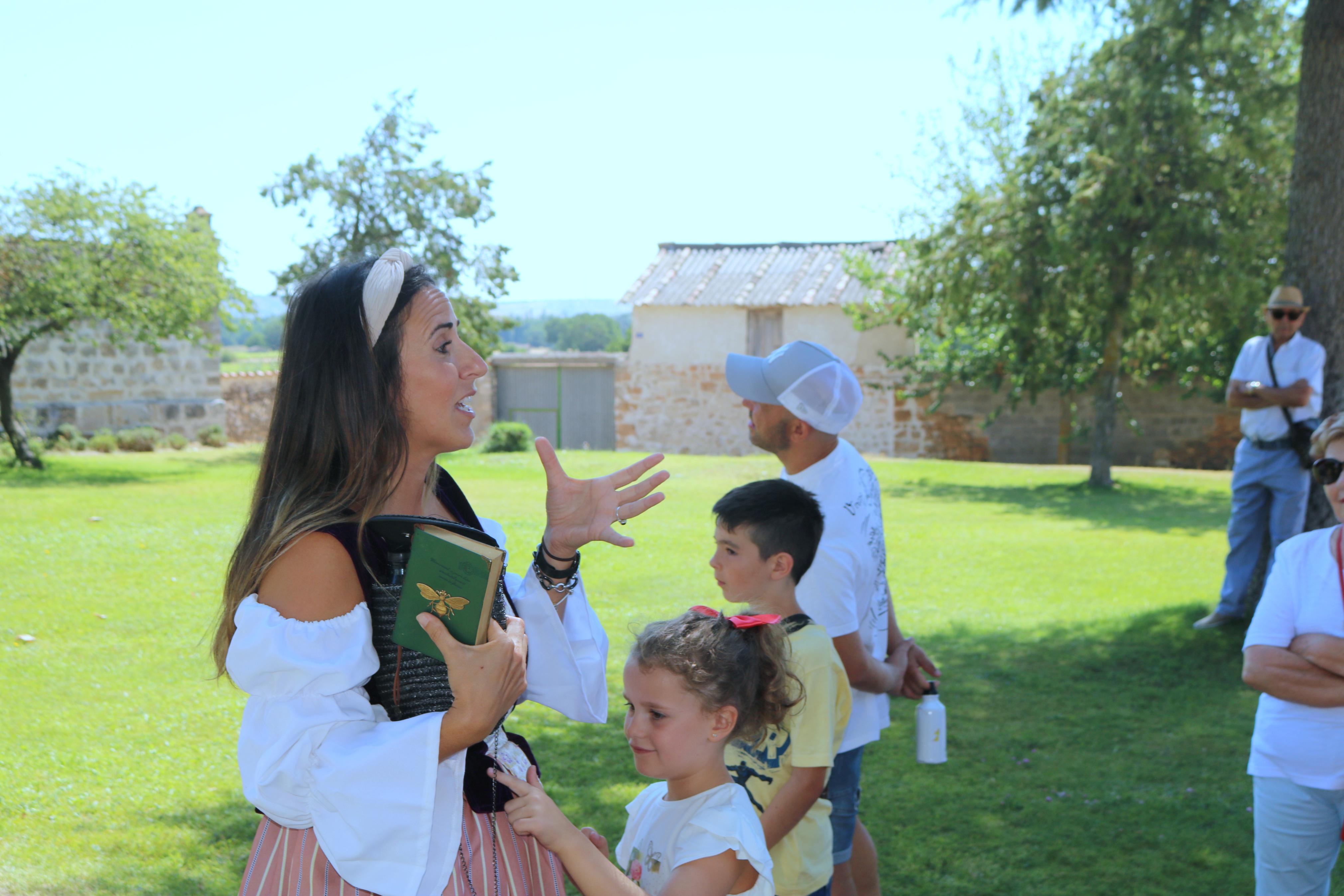 La doncella Doña Inés muestra el patrimonio de Torquemada