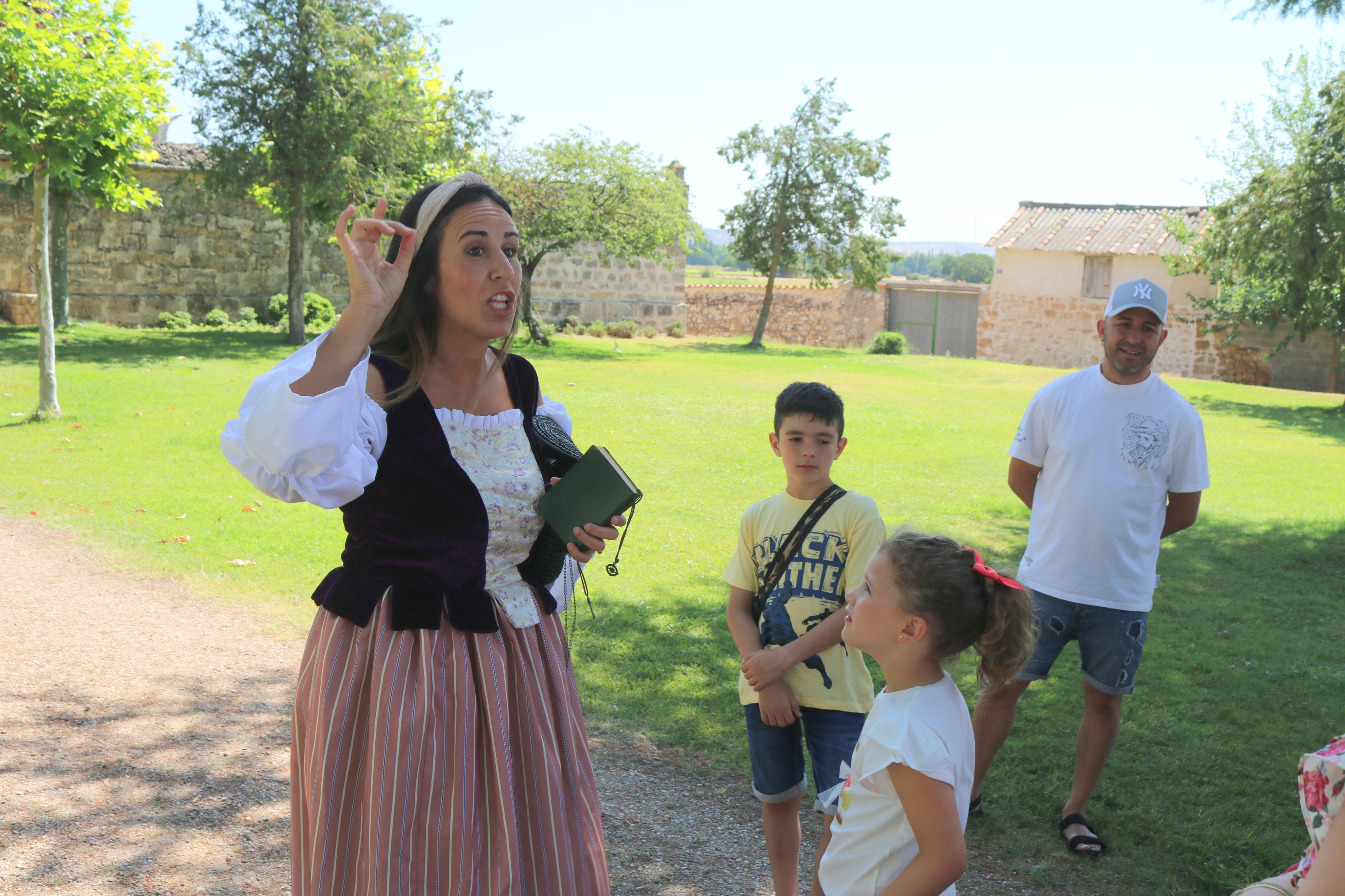 La doncella Doña Inés muestra el patrimonio de Torquemada