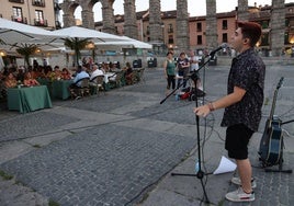 El músico segoviano Fabio Páez, en su actuación junto al Acueducto.