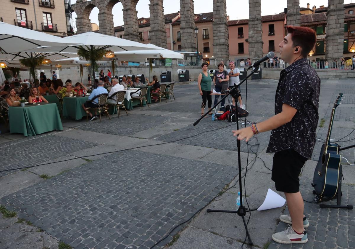 El músico segoviano Fabio Páez, en su actuación junto al Acueducto.