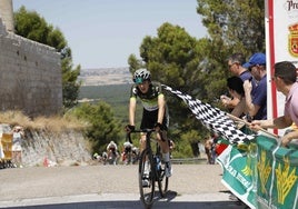 Javier Cubillas recibiendo el banderazo de ganador de la carrera.