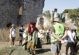 Una de las visitas teatralizadas por el complejo arqueológico del monasterio