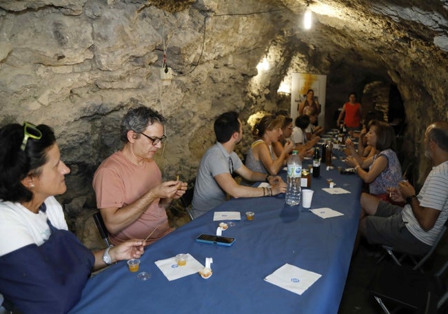 Cata de miel en la antigua bodega del monasterio.