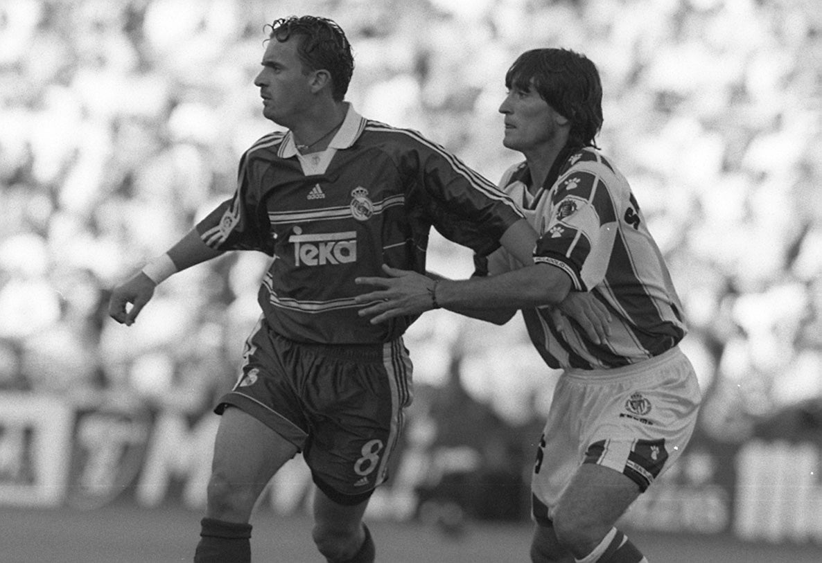 13/9/1998. Mijatovic y Santamaría durante el partido entre el Real Valladolid y el Real Madrid