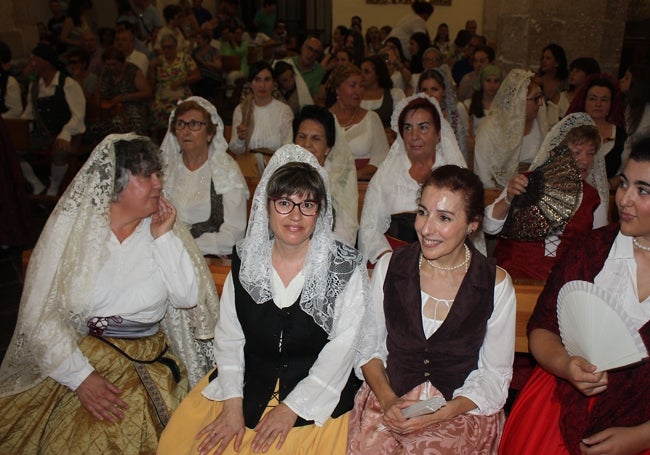 Grupo de mujeres vestidas de época participantes en la recreación.