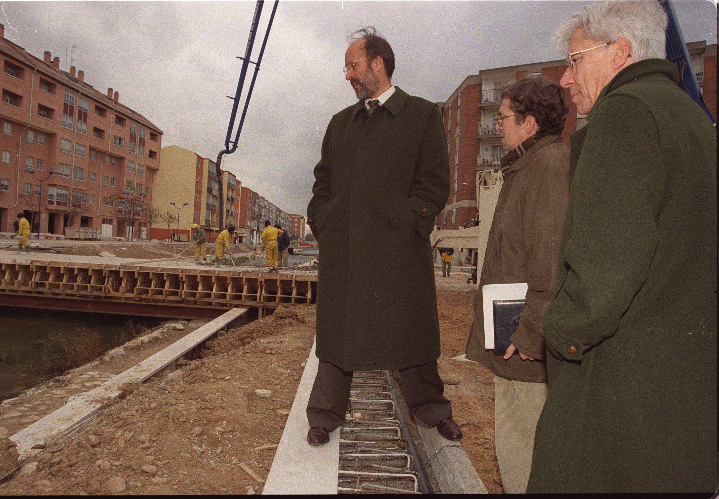 5/15/1997. El alcalde Javier León de la Riva, visita las obras de la primera fase de urbanización del cauce del Esgueva