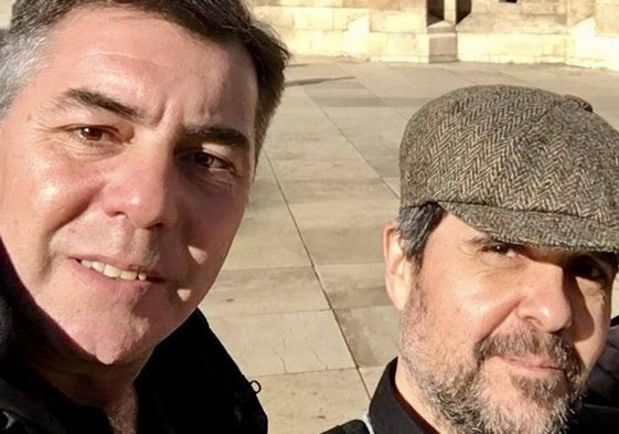 Gabriel Villamil, izquierda, y el autor de este artículo, junto a la catedral de Burgos, en un reportaje sobre el Camino del Cid.