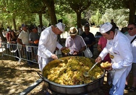 Olleros reparte 1.500 platos de paella