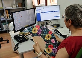 Una trabajadora de la Audiencia Provincial se abanica en un intento de combatir el calor.