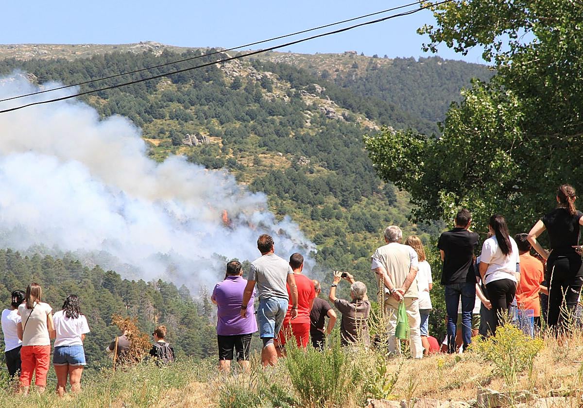 Multitud de vecinos miran desolados el fuego apenas horas después desde su comienzo en 2019.