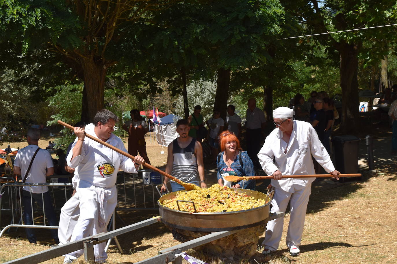 Olleros reparte 1.500 platos de paella