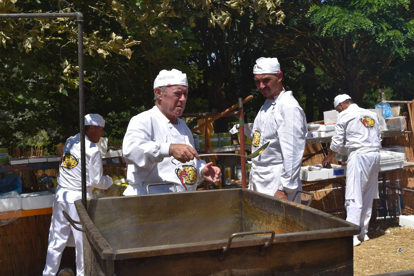 Olleros reparte 1.500 platos de paella