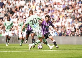 Moro intenta regatear a un jugador del Derby County en el último partido amistoso.