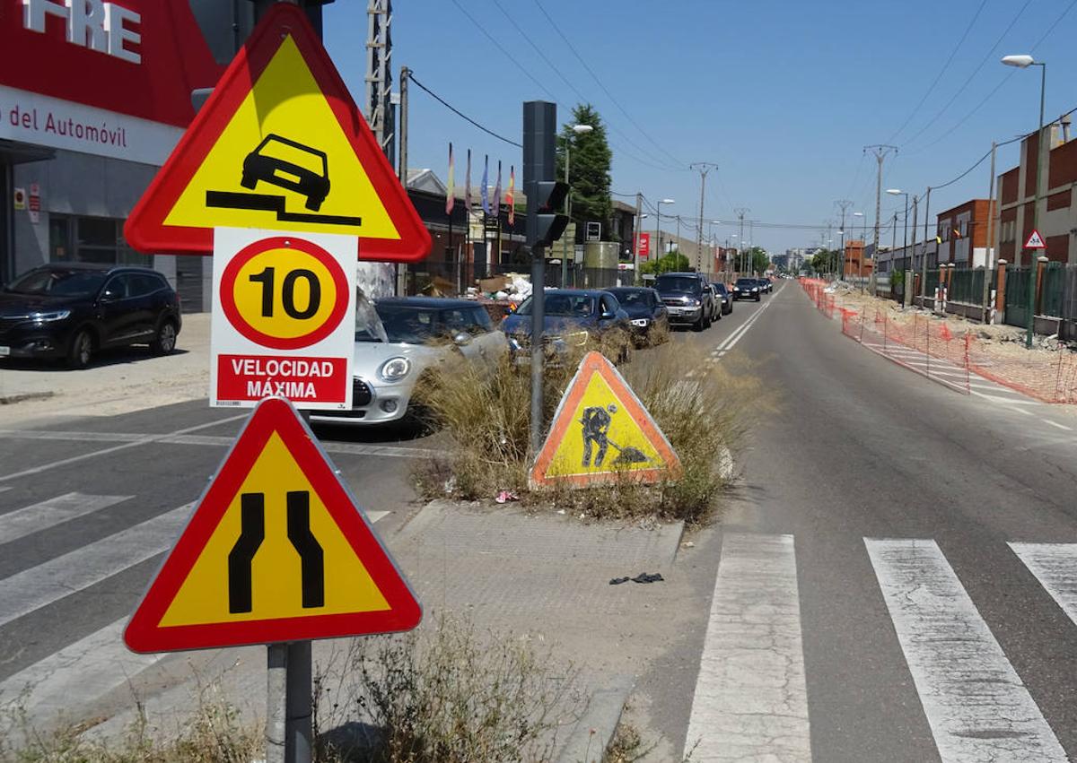 Imagen secundaria 1 - Arriba, dos coches enfilan Daniel del Olmo, con un solo carril habilitado, en el cruce con la avenida. Debajo, a la izquierda, señalización, inexistente en sentido de salida, en la misma calle desde la avenida de Zamora. A la derecha, uno de los dos stop provisionales de la calle Forja.