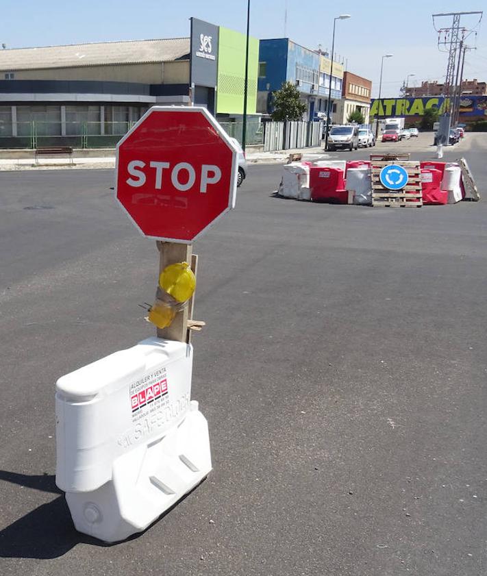 Imagen secundaria 2 - Arriba, dos coches enfilan Daniel del Olmo, con un solo carril habilitado, en el cruce con la avenida. Debajo, a la izquierda, señalización, inexistente en sentido de salida, en la misma calle desde la avenida de Zamora. A la derecha, uno de los dos stop provisionales de la calle Forja.