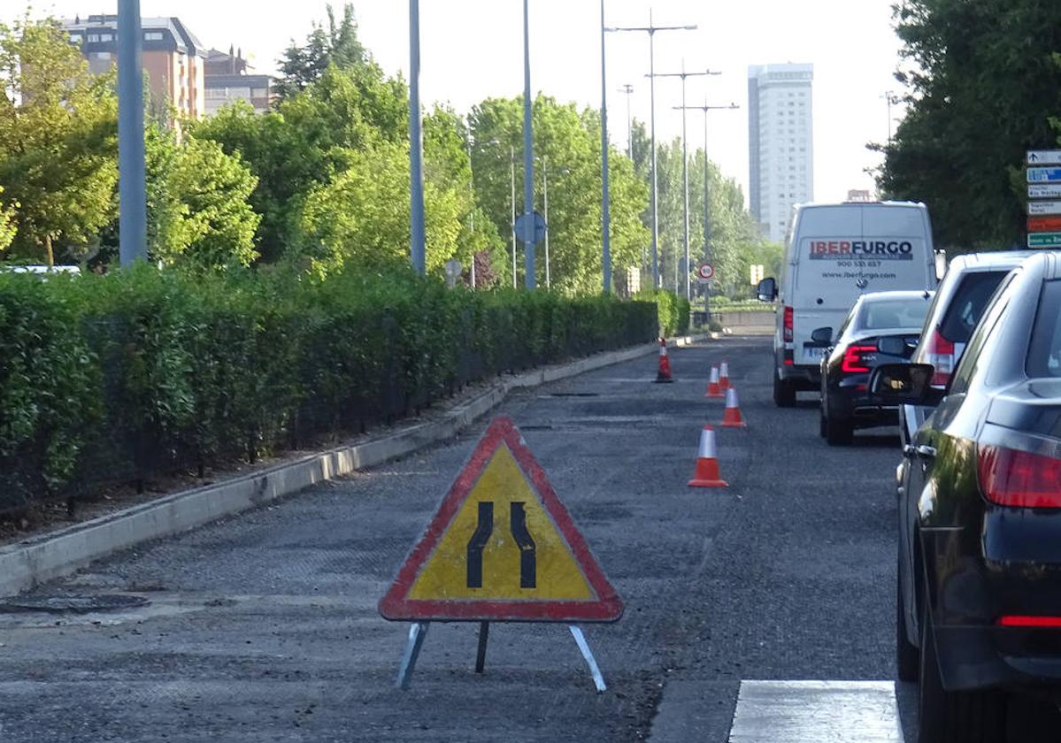 Retenciones por el asfaltado en la avenida de Salamanca antes del túnel.