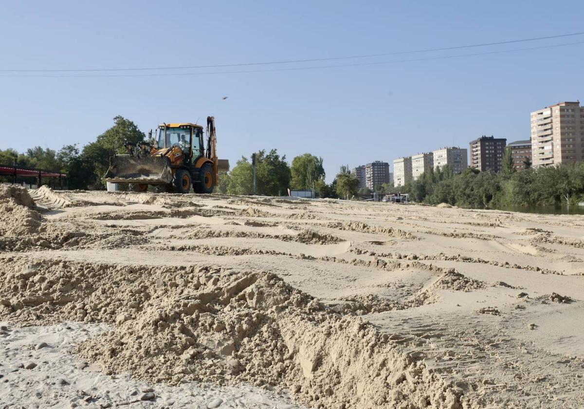 Las imágenes de la renovación de la arena en la playa de Las Moreras