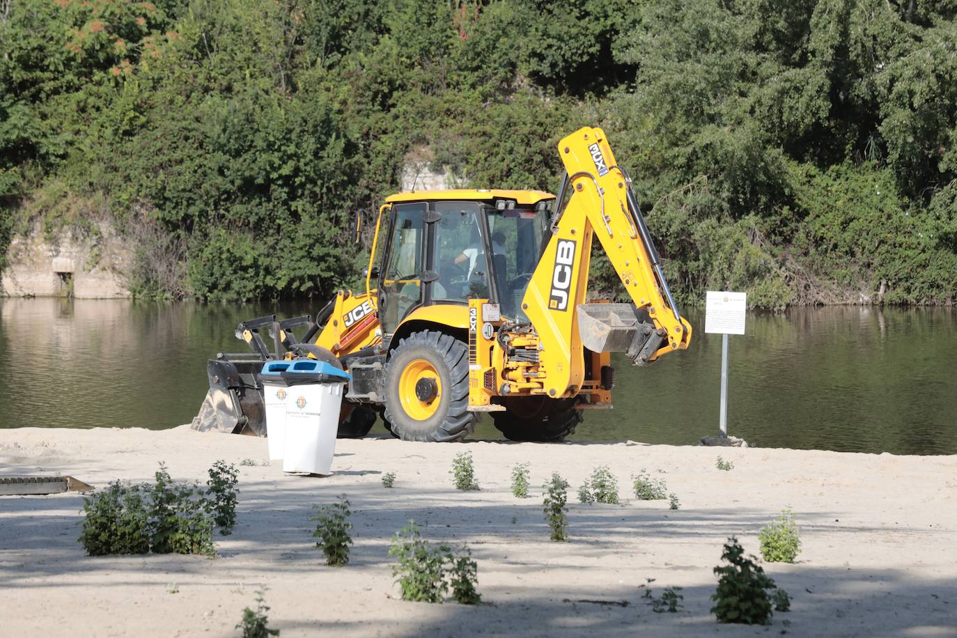 Las imágenes de la renovación de la arena en la playa de Las Moreras