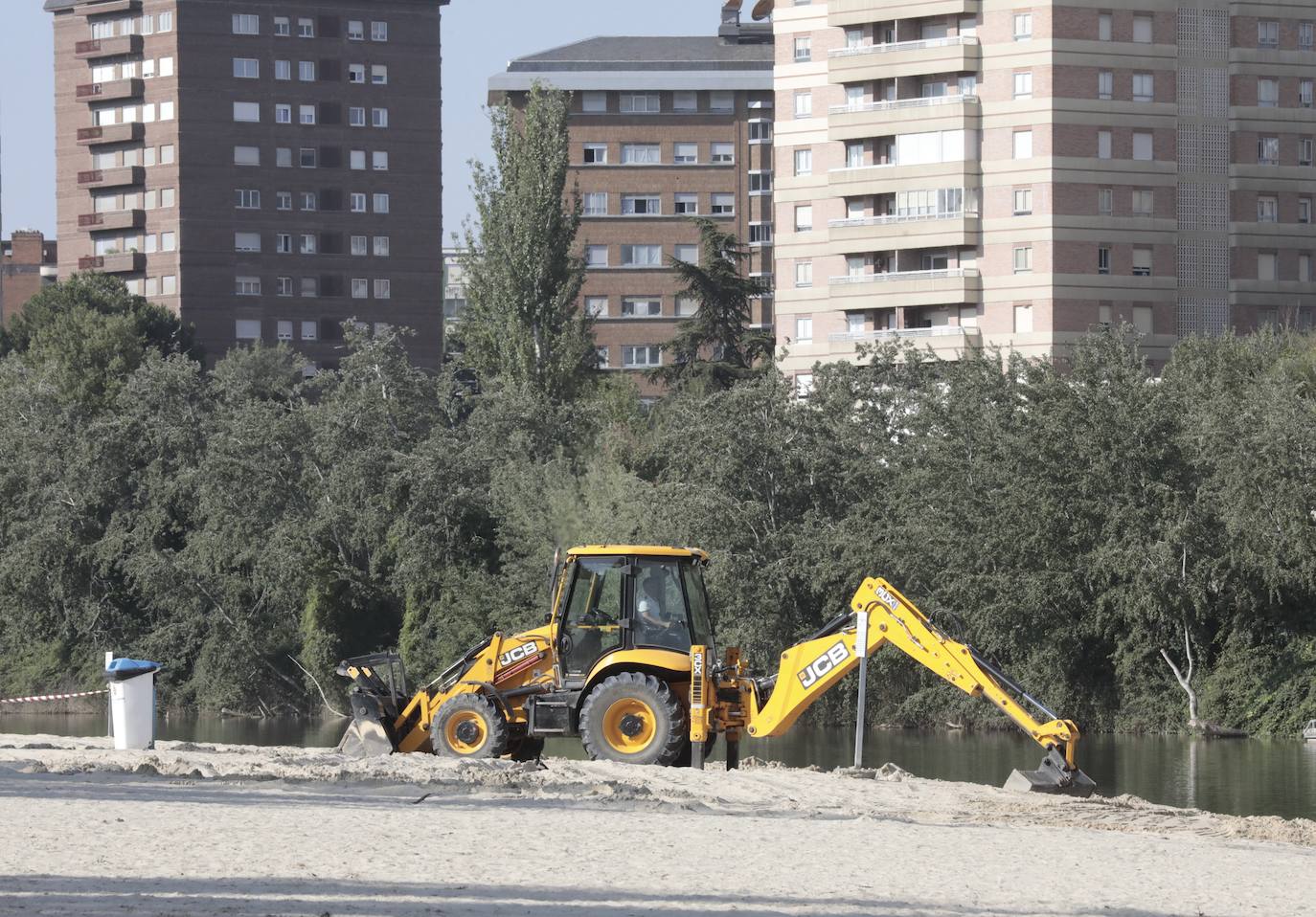 Las imágenes de la renovación de la arena en la playa de Las Moreras