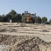 Renuevan la arena de la playa en un agosto copado por las restricciones de baño