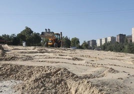 La maquinaria de obra esparce la arena en la playa de Las Moreras.