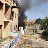 Un nuevo incendio devora parte del edificio okupado del antiguo Rancho Grande