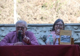 El autor Manuel Álvarez y la anterior archivera, Julia Montalvillo.