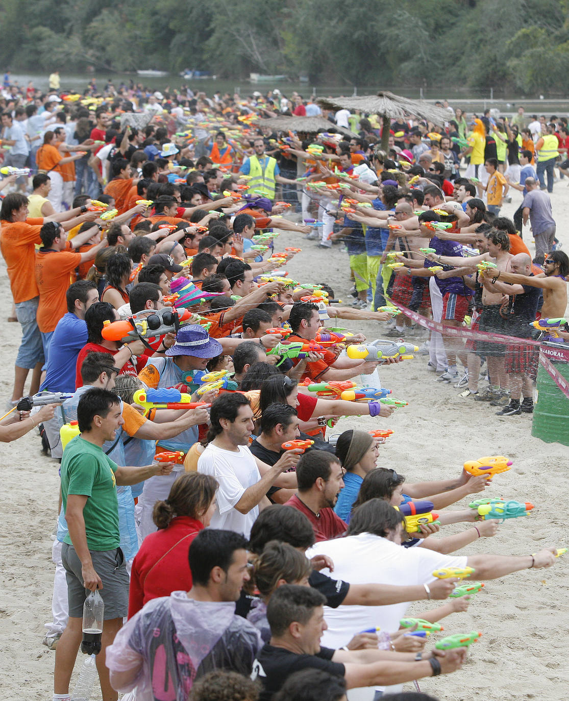 Batalla de pistolas de agua, primer récord Guinnes de las peñas en 2007.