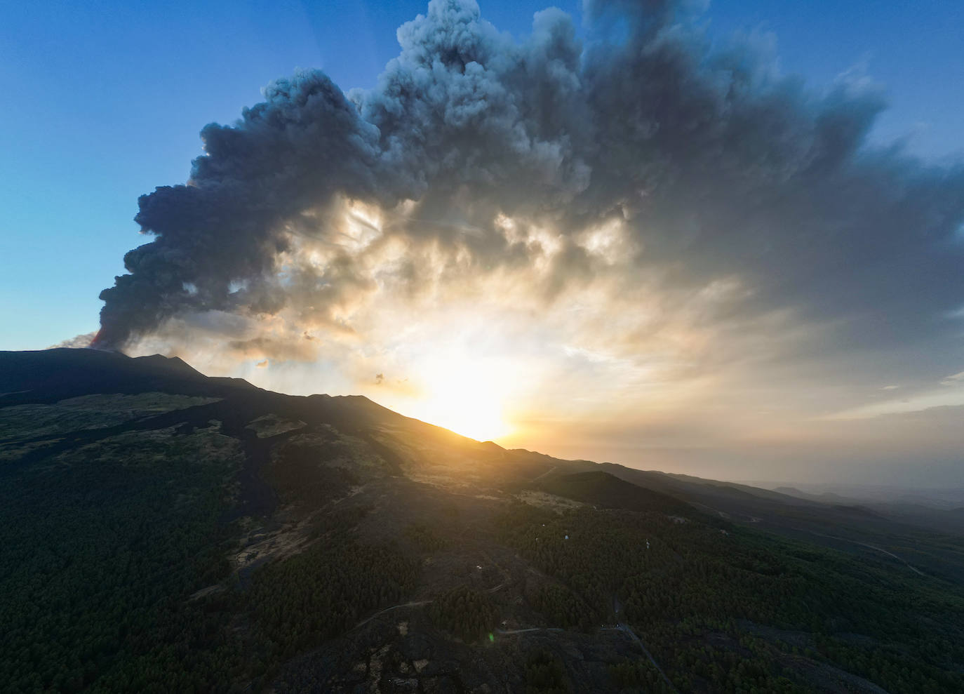 El Etna entra en erupción