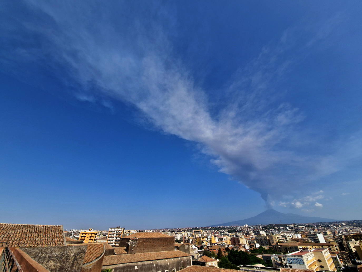 El Etna entra en erupción