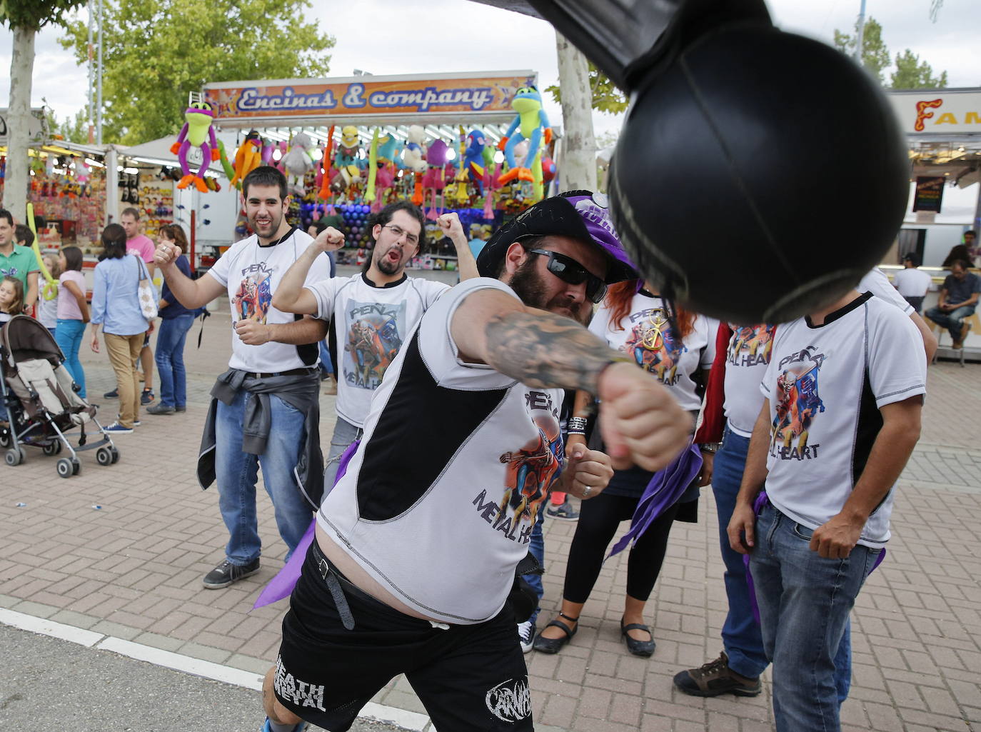 Un grupo de amigos mide su fuerza en la feria el 9 de septimebre de 2015.