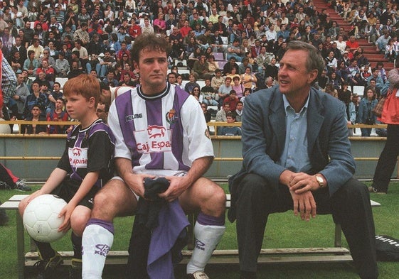 Juan Carlos 'el Galgo', junto a Johan Cruyff, y su hijo Alberto, en el banquillo de Zorrilla, en el año 2000.