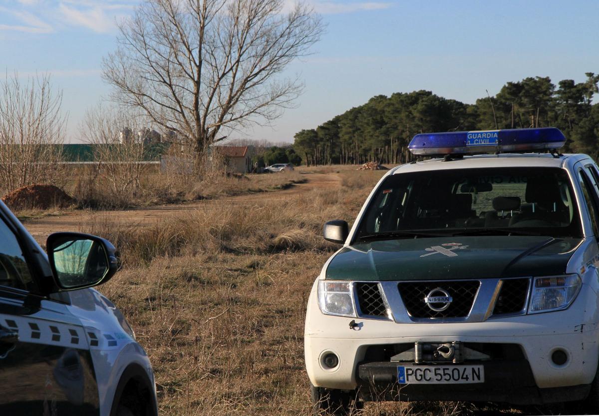 Coches de la Guardia Civil en un camino de la provincia.