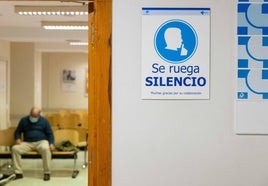 Un paciente aguarda en una sala de espera del Hospital Clínico de Valladolid, en una imagen de archivo.