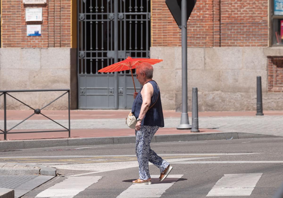 Una mujer se protege del calor en Valladolid, hace unos días.