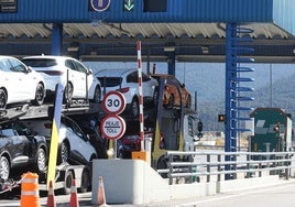 Un camión de gran tonelaje pasa por el peaje de San Rafael.