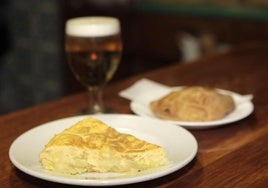 Un pincho de tortilla en la barra de un bar en una imagen de archivo.