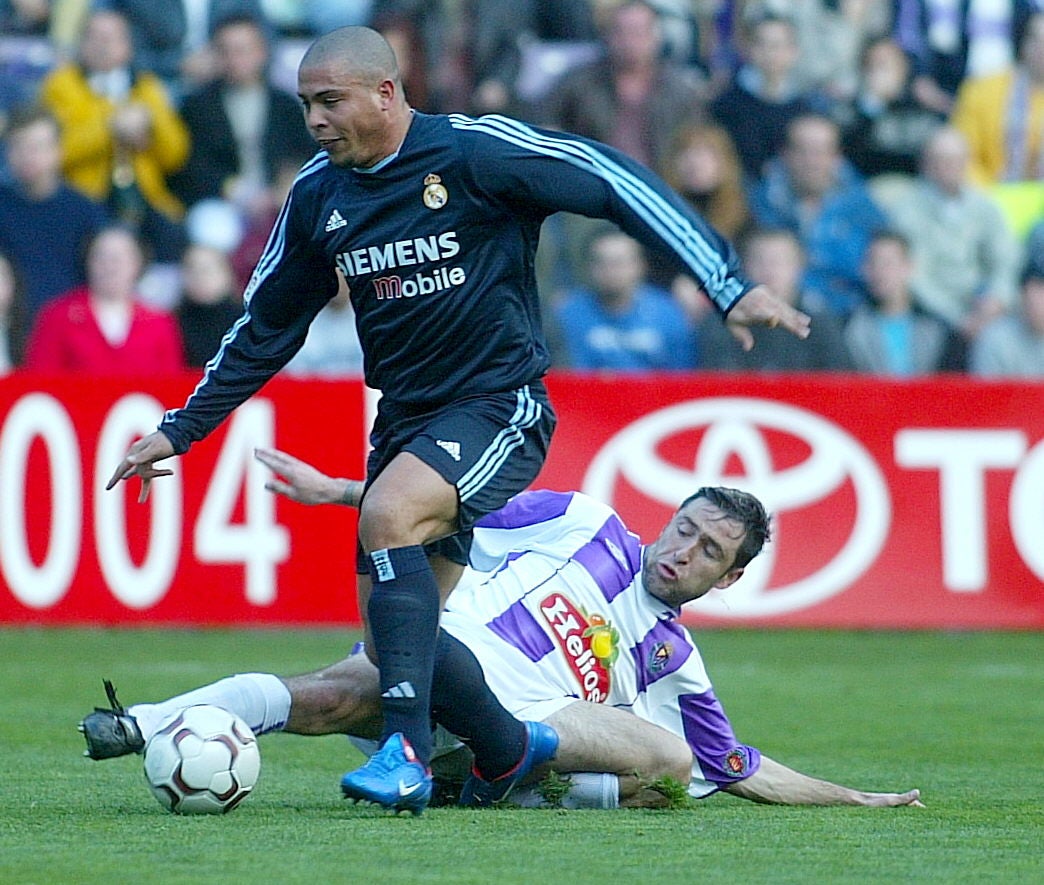 Ronaldo supera a Alberto Macos, en el choque de 2004 disputado en Zorrilla.