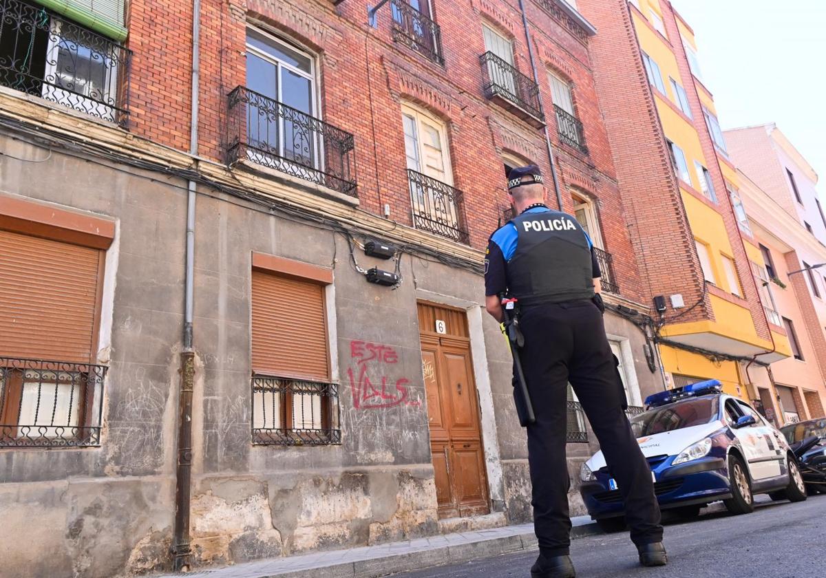 Un agente de la Policía Municipal frente al edificio custodiado en la calle Asunción.