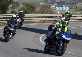 Motocicletas de gran cilindrada circulando por la carretera.